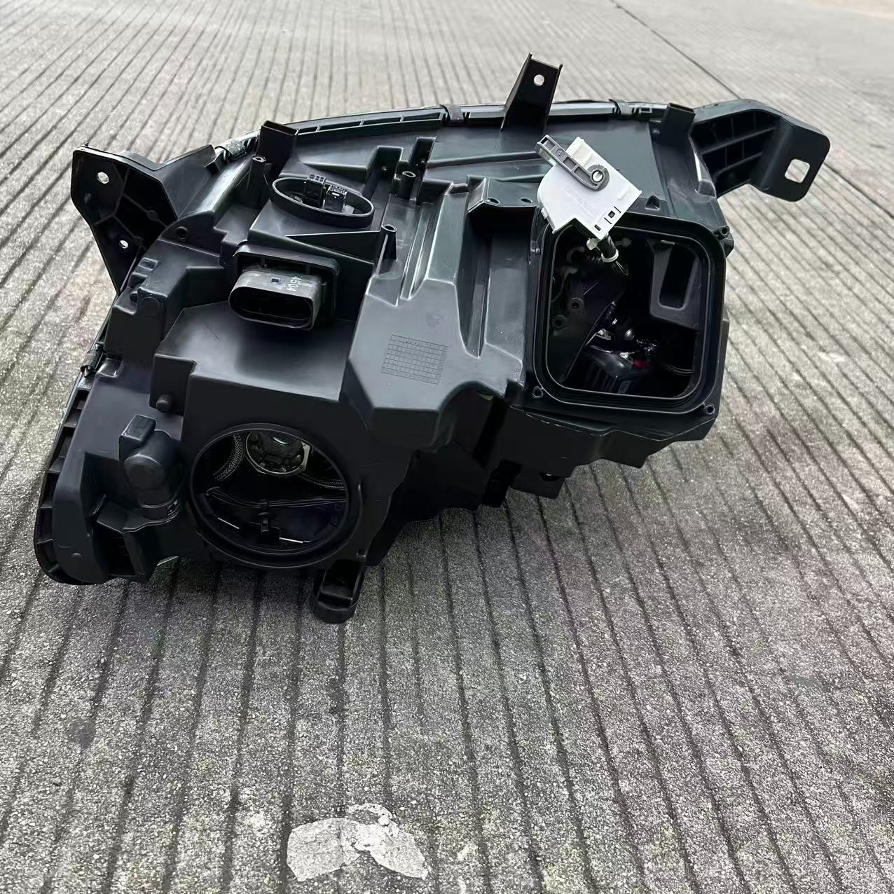 Mercedes Benz Xenon Front Right Headlight 166-820-54-59 for W166 GLE (2016 - 2019) and W164 ML (2006 - 2015) - Nairobi