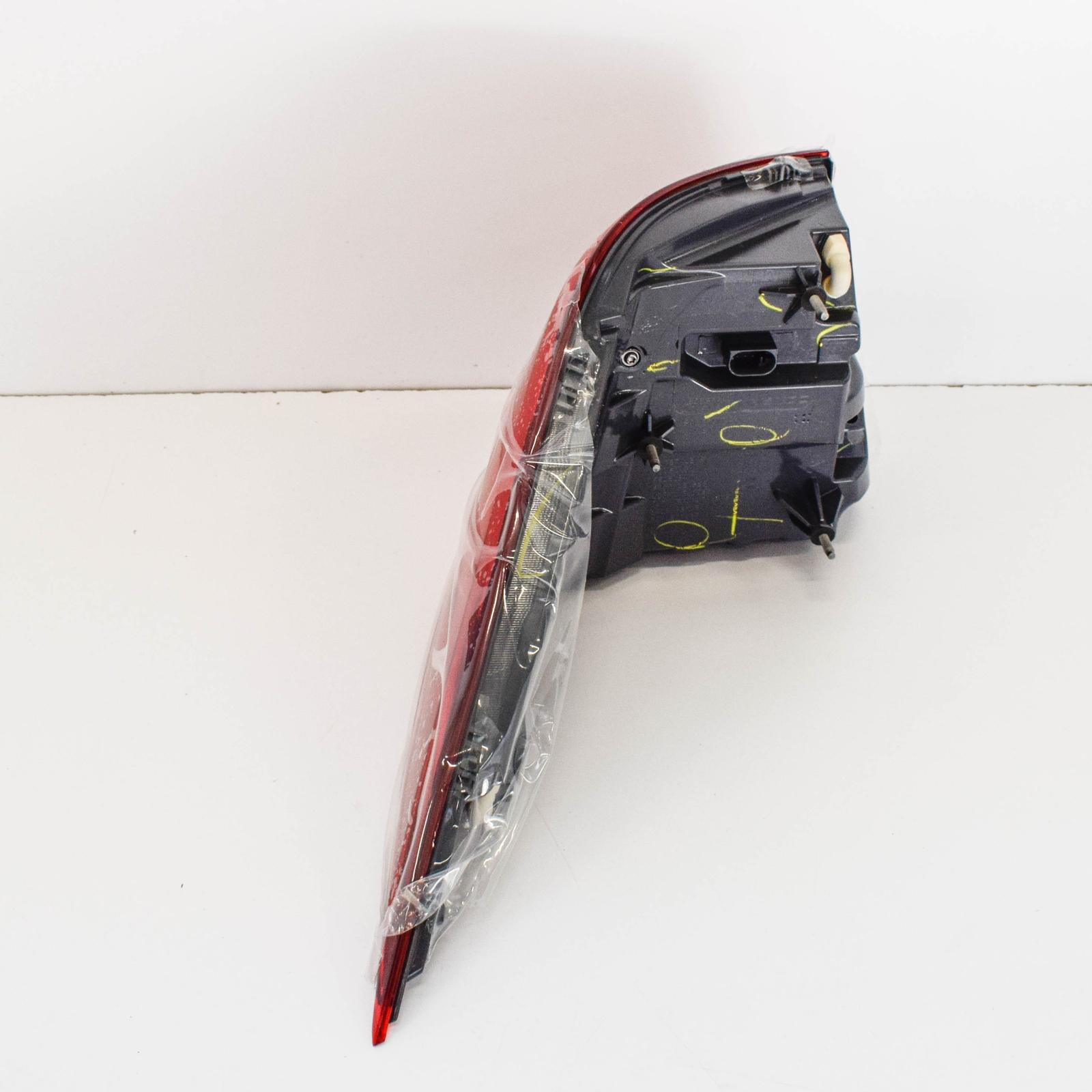 Mercedes Benz Rear Right Taillight 166-906-56-01 for W166 GLE (2016 - 2019) and W164 ML (2006 - 2015) - Nairobi