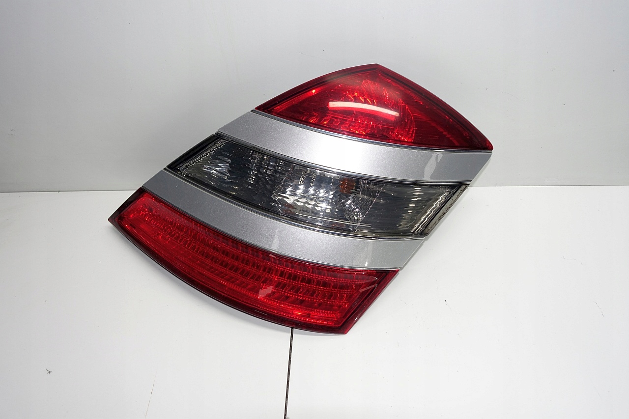 221 1ST GEN RHS TAILLIGHT